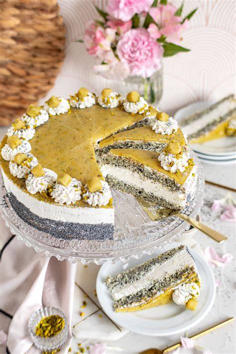 Verzierte Mohn Marzipan Torte mit Sahnetuffs und Früchten