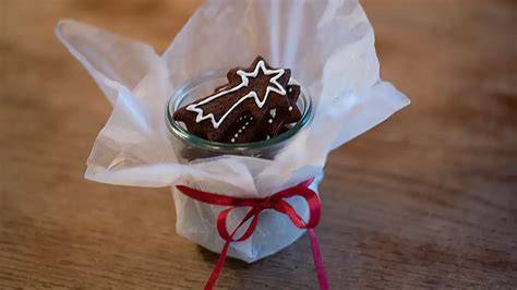 Verzierte Nougat-Küsschen als Geschenk