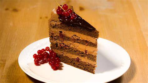 Verzierte Pariser Creme Torte mit Schokoröllchen und Ribiseln