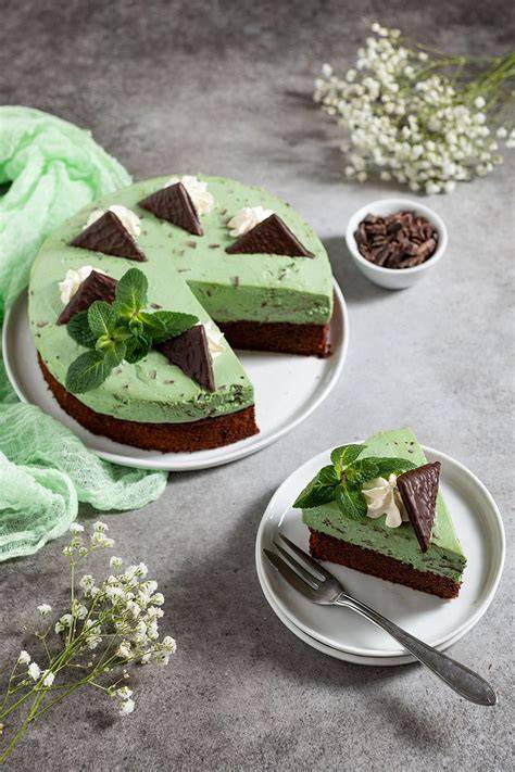 Verzierte Pfefferminz Sahne Torte mit Schoko-Minz-Blättchen und frischer Minze