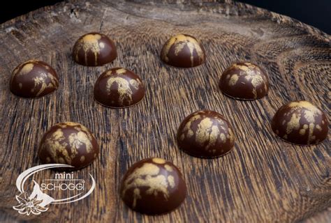 Verzierte Pralinen mit Metallic-Effekten