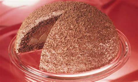 Verzierte Schoko Kuppeltorte mit Schokoraspeln
