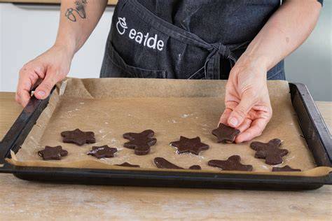 Verzierte Schokoplätzchen mit Stern- und Tannenmotiv