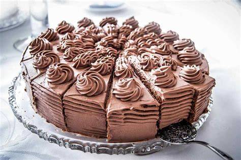 Verzierung einer Schokotorte mit Schoko-Sahne und Kuvertüre