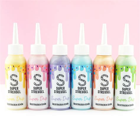 Verzierung eines Drip Cakes mit SuperDrip und Streuseln
