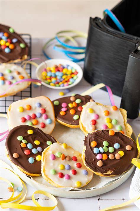 Verzierungsmöglichkeiten: Schokolinsen, Gummibärchen, Zuckerstreusel auf Schokoguss