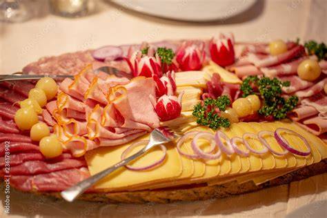 Vespertafel mit Trüffelchips, Käse und Wurst