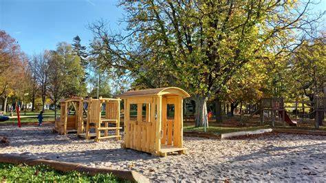 Viba Park mit Nussbäumen, Rosengarten und Spielplatz