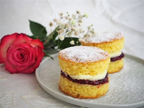 Victoria Sponge Kuchen, typisch britisch serviert zum Afternoon Tea