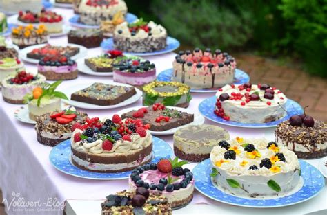Vielfältige Backwaren: Kekse, Kuchen und Torten auf einem Tisch