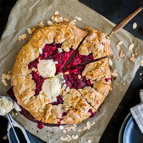 Vielfältige Backwerke: Kirschkuchen, Lemon-Pie, Himbeer-Teigtaschen und Galette