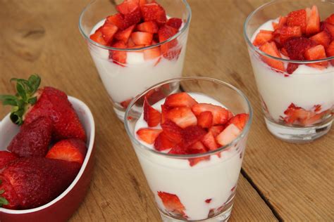Vielfältige Eisvariationen mit Erdbeeren und Joghurt