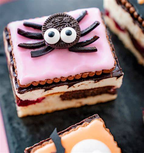Vielfältige Halloween Blechkuchen in verschiedenen bunten Varianten