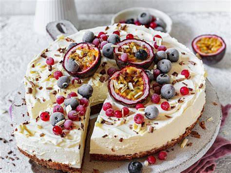 Vielfältige Käsekuchen mit Schokoladendekor und Süßigkeiten