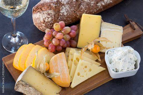 Vielfältige Käseplatte mit Marmeladen und Brot