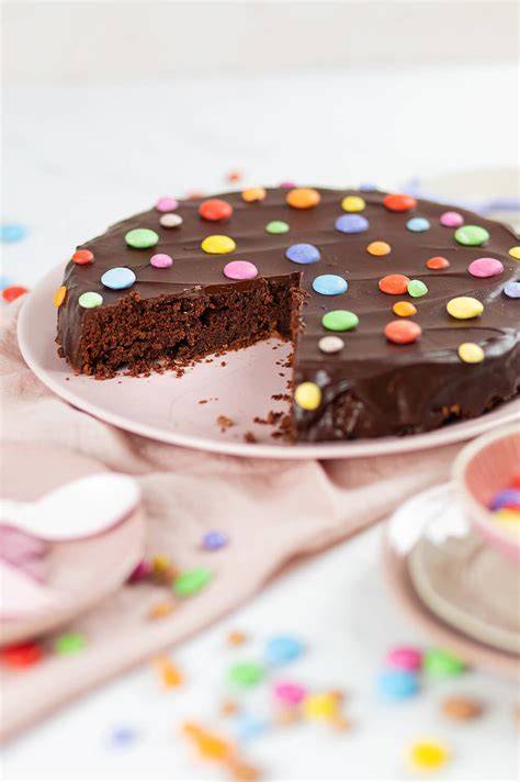 Vielfältige Kühlschrankkuchen auf einer bunten Kuchenplatte
