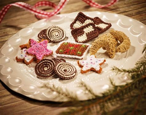 Vielfältige Kekse auf einem weihnachtlichen Teller