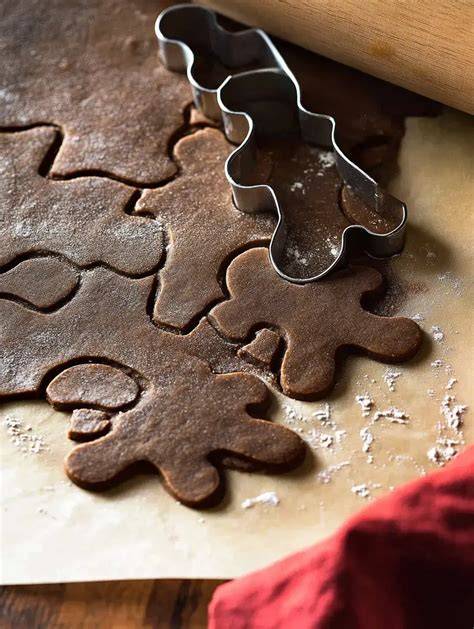 Vielfältige Lebkuchenformen und -dekore auf einem Weihnachtsteller