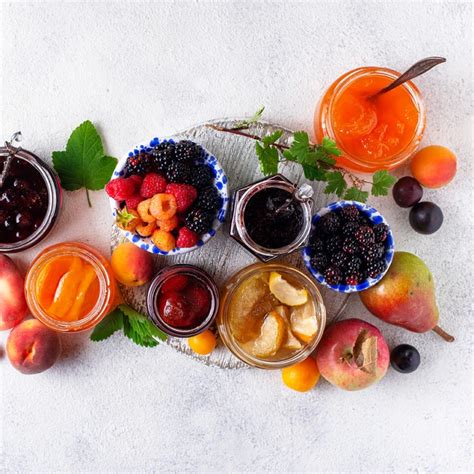 Vielfältige Marmeladen-Gläser mit verschiedenen Früchten und Alkoholarten