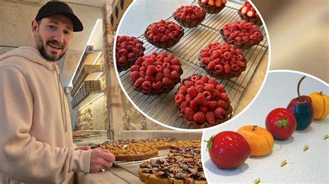 Vielfältige Marzipan-Nachbildungen von Lebensmitteln, u.a. Früchte, Kuchen, Burger
