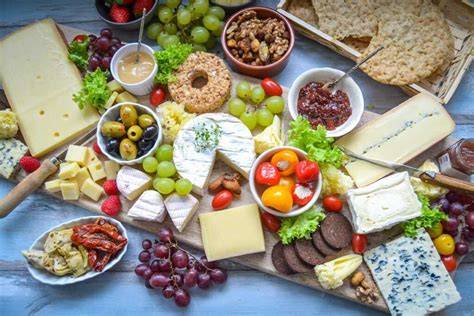 Vielfältige Nachtischideen - Collage aus Quark, Früchten und Käseplatte