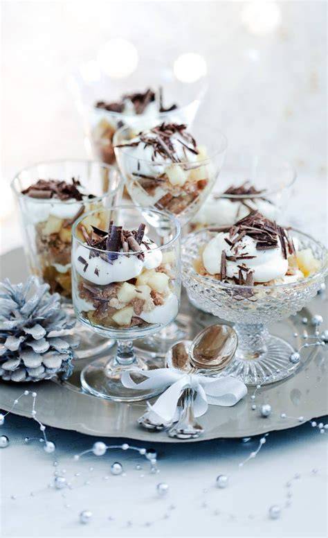 Vielfältige Schichtdesserts im Glas auf Tisch dekoriert