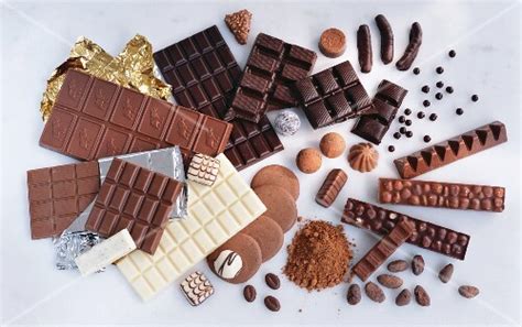 Vielfältige Schokoladensorten und Pralinen