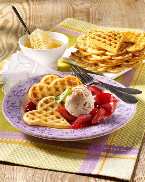 Vielfältige Toppings: Belgische Waffeln mit Früchten, Eis und Schlagsahne