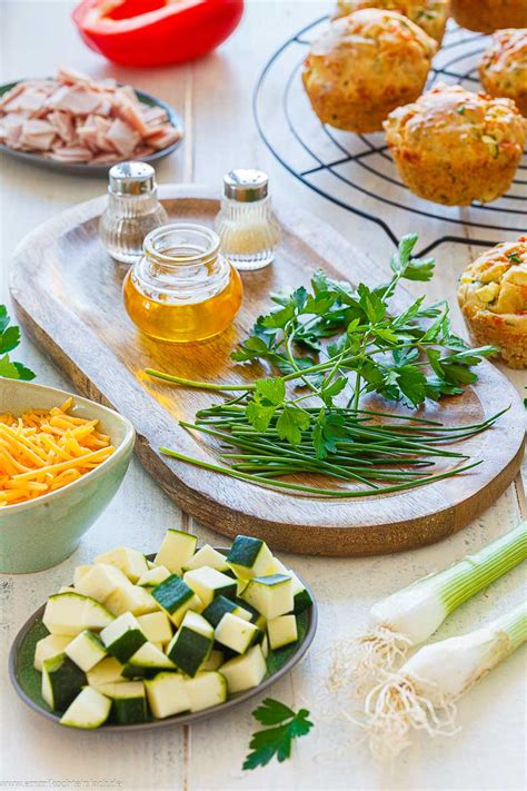 Vielfältige Zutaten für herzhafte Kuchen: Gemüse, Käse, Eier, verschiedene Kräuter
