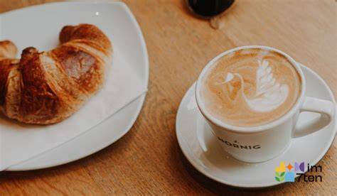 Vielfältige süße Waffelvarianten im Spazio Kaffee im 7. Bezirk