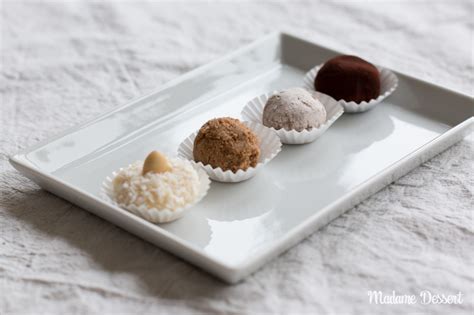 Vielfältige selbstgemachte Pralinen auf dekorativem Teller