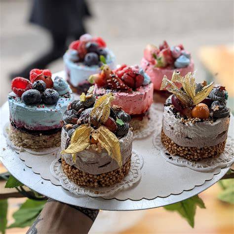 Vielfältige vegane Kuchen und Torten auf einem Tisch angerichtet