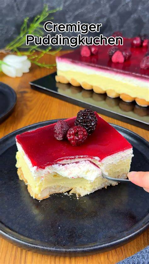 Vielfältiger Obstbelag auf Puddingkuchen