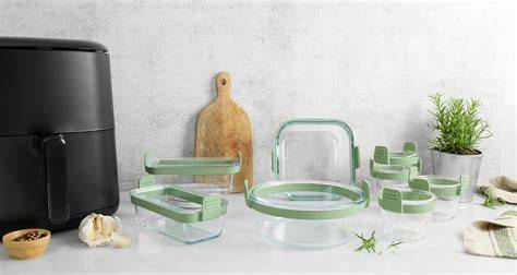 Vielfältiges Küchenzubehör: Kochtopf, Messer, Glasformen