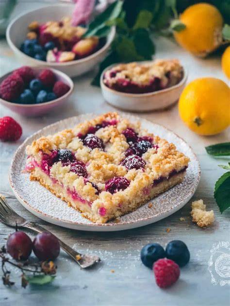 Vielfalt österreichischer Blechkuchen mit Obst und Streuseln