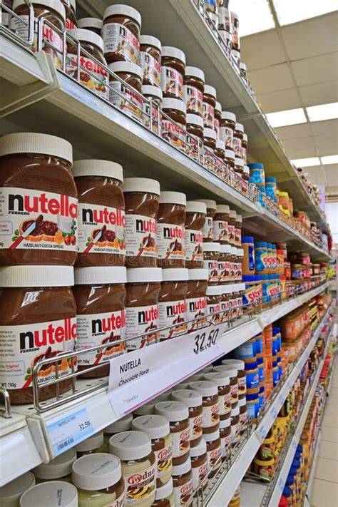 Vielfalt an Erdnussbutterprodukten im Supermarktregal