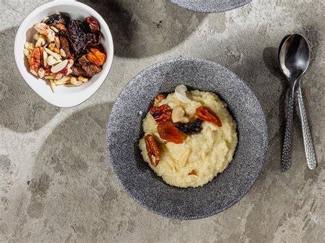 Vielfalt an Milchreis-Desserts mit Früchten, Nüssen und Gewürzen