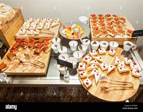 Vielfalt an sommerlichen Käsekuchen auf einem Buffet