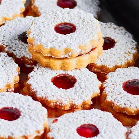 Vielfalt der Marmeladenkekse (Collage verschiedener Kekssorten mit Marmelade)