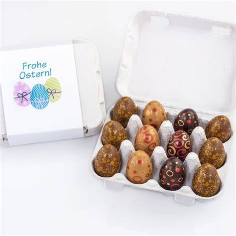 Vielfalt der Pralinen in Geschenkboxen, Ostereier und Herzformen
