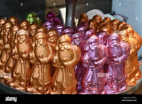 Vielfalt der Schokoladen-Weihnachtsmänner in verschiedenen Größen und Farben