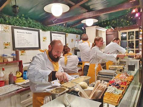 Vielfalt der Waffelkreationen mit verschiedenen Toppings