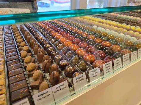 Vielfalt edler Pralinen und Konfekt in einer Auslage