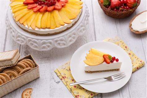 Vielfalt glutenfreier und laktosefreier Desserts auf einer festlichen Tafel