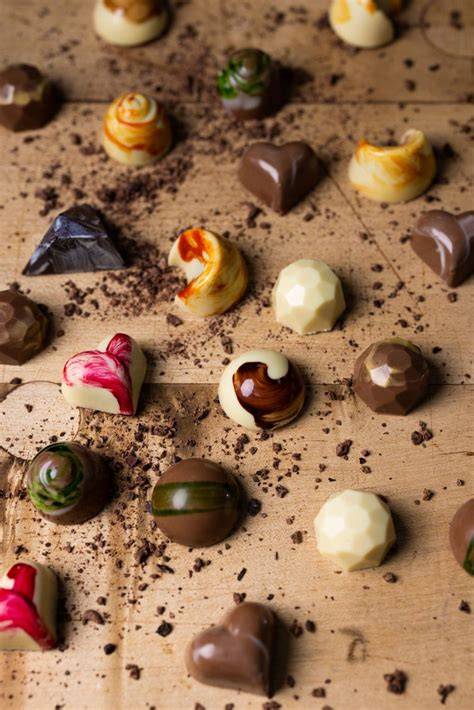 Vielfalt handgemachter Pralinen in bunten Formen