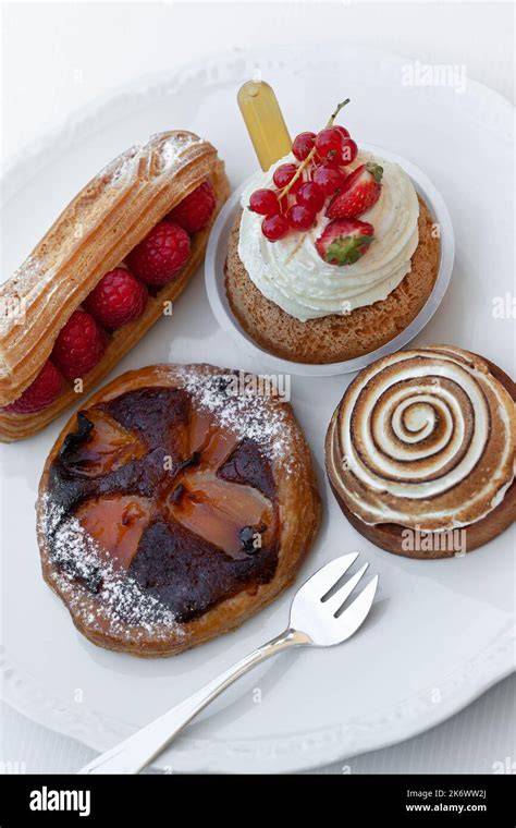 Vielfalt klassischer französischer Desserts