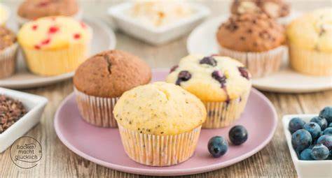 Vielfalt kleiner Kuchen und Muffins auf einem Buffet