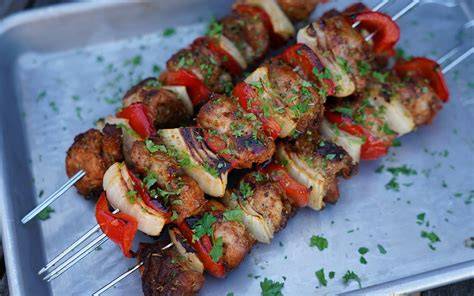 Vielfalt marinierter Fleischgerichte vom Grill: Spieße, Filets und Ribs im Honig-Glanz
