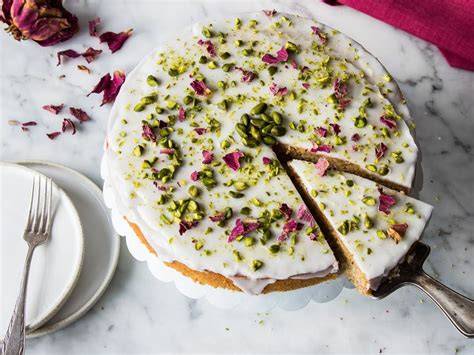 Vielfalt persischer Desserts mit Rosenwasser