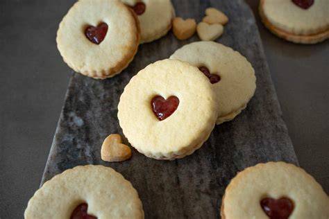 Vielfalt traditioneller englischer Kekse: Shortbread, Jammie Dodgers, Ginger Biscuits